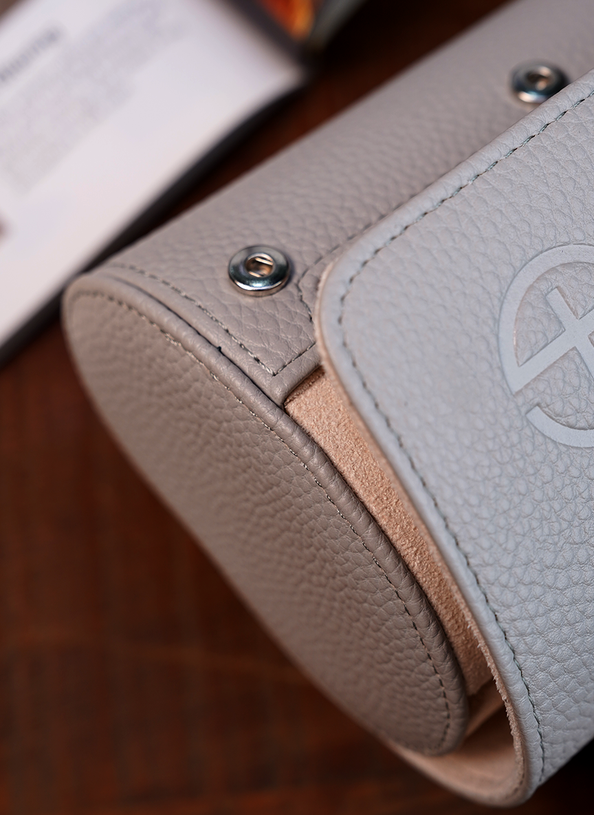 Estuche gris para relojes: tres relojes