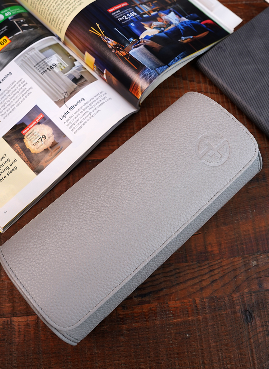 Estuche gris para relojes: tres relojes