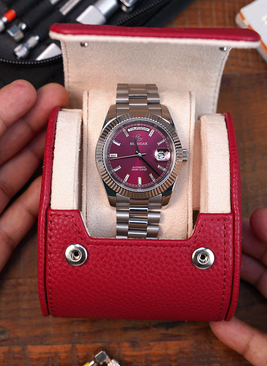 Rollo de reloj rojo – Un reloj