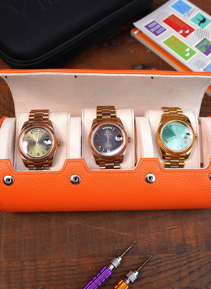 Estuche naranja para relojes: tres relojes